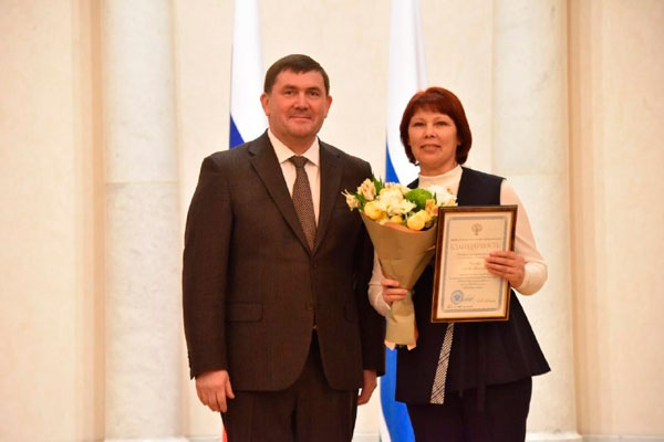 Алексей Шмыков вручил государственную награду сотруднику музея Любови Зенковой