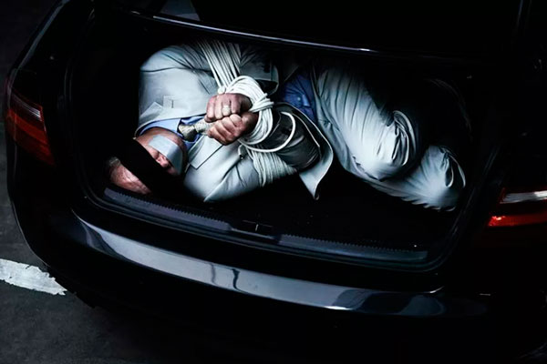 В Ленобласти мужчину вывезли в лес, ограбили и насиловали битой