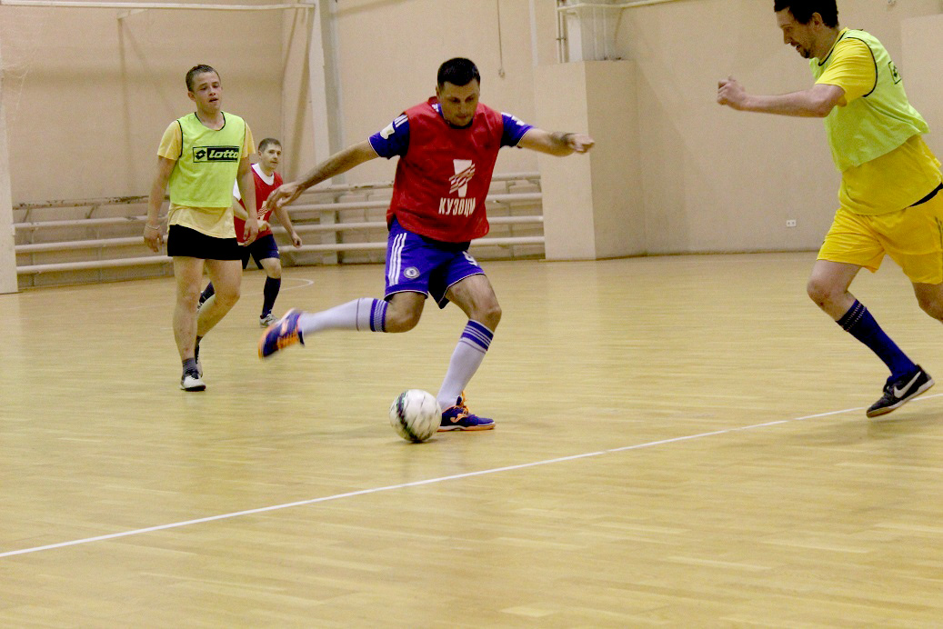 На заводе ОЦМ в Каменске-Уральском уже начали отмечать День металлурга - на футбольном поле работники подразделений выясняли отношения На заводе ОЦМ в Каменске-Уральском уже начали отмечать День металлурга - на футбольном поле работники подразделений выясняли отношения