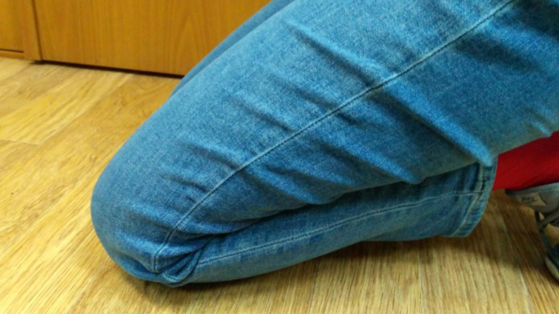 Школьнику пришлось встать на колени перед учителем, чтобы его отпустили в туалет