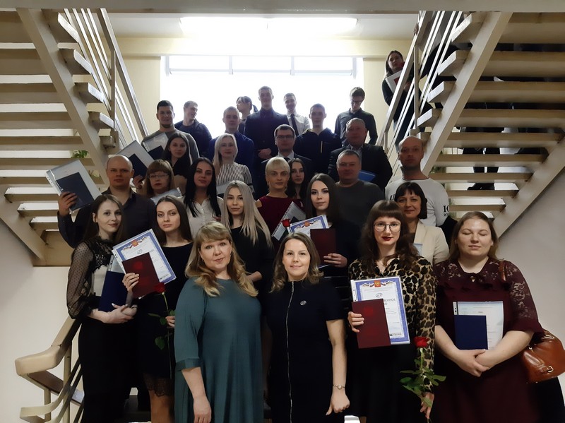 Уже не студенты — бакалавры! В УрГЭУ в Каменске-Уральском дипломы получили выпускники трех групп одного из Институтов. Как это было?