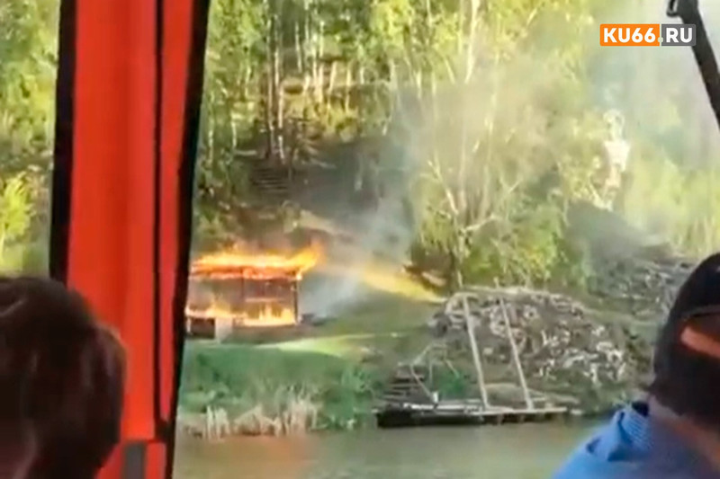 Скорее всего, поджог. На Исети под Каменском-Уральским вспыхнули декорации к сериалу "Угрюм-река". В сводке МЧС данных о происшествии нет