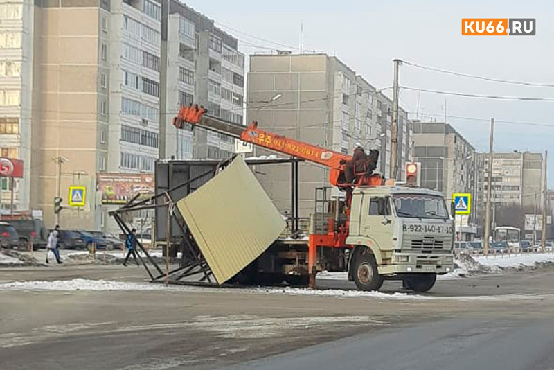 Из кузова грузового автомобиля в Каменске-Уральском выпала елочная конструкция - ее везли после демонтажа с центральной площади