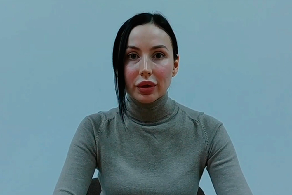 «Они делали движение губами «уточкой» - это издевательство». Обматерившая полицейских водитель БМВ под Каменском записала видеообращение