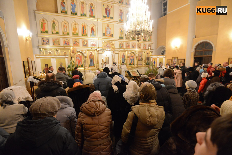 Рождество Христово в Каменске-Уральском: богослужения в честь праздника начались во всех храмах, а в соборе молится епископ Мефодий. ОПРОС