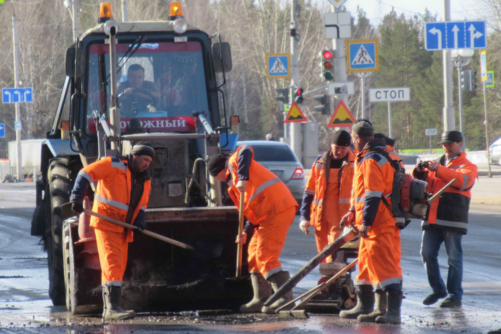 В Каменске-Уральском дорожники приступили к ямочному ремонту: латают дыры на пр. Победы – на очереди ул. Суворова, но с оговоркой...