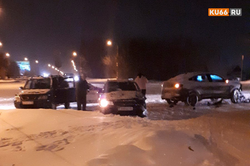 Из-за снегопада на дорогах Каменска всплеск ДТП — по счастью, пока страдает только техника. А на улицах по-прежнему завалы и колея...