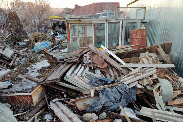 Жителям ул. Коммунаров в Каменске, мучающимся из-за заброшенного участка, откуда к ним бегают крысы, посоветовали идти в Роспотребнадзор