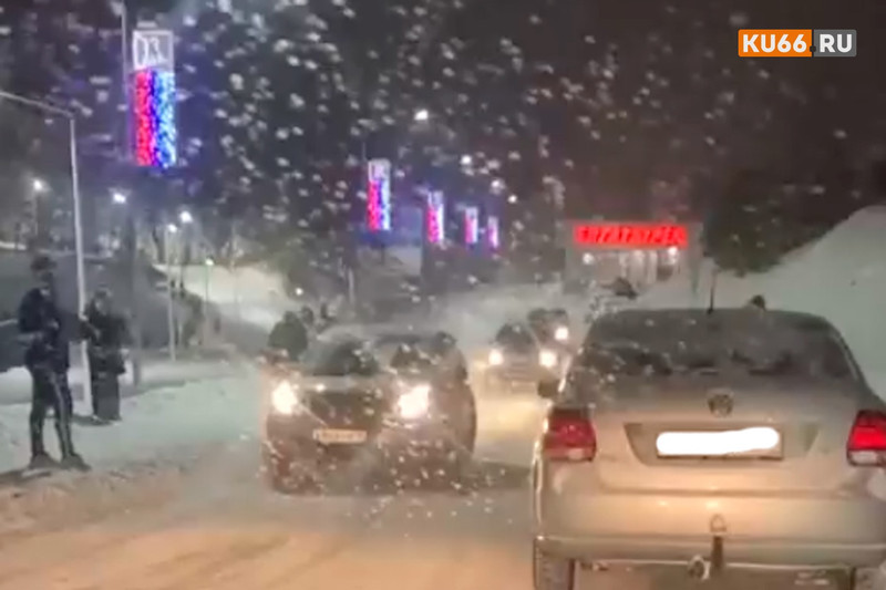 «Проблема с заездом и выездом». Каменцам лень идти от парковки у ГЛК «Богатырек» - машины ставят на обочинах, рискуя угодить в ДТП