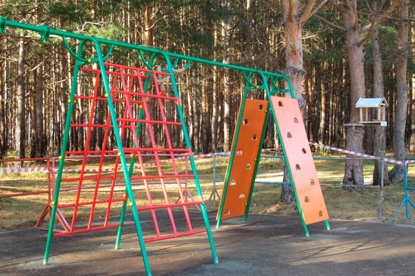 Дополнением к фитнес-залу под открытым небом в «Березовой роще» Каменска-Уральского стал детский игровой комплекс на деньги спонсоров Дополнением к фитнес-залу под открытым небом в «Березовой роще» Каменска-Уральского стал детский игровой комплекс на деньги спонсоров