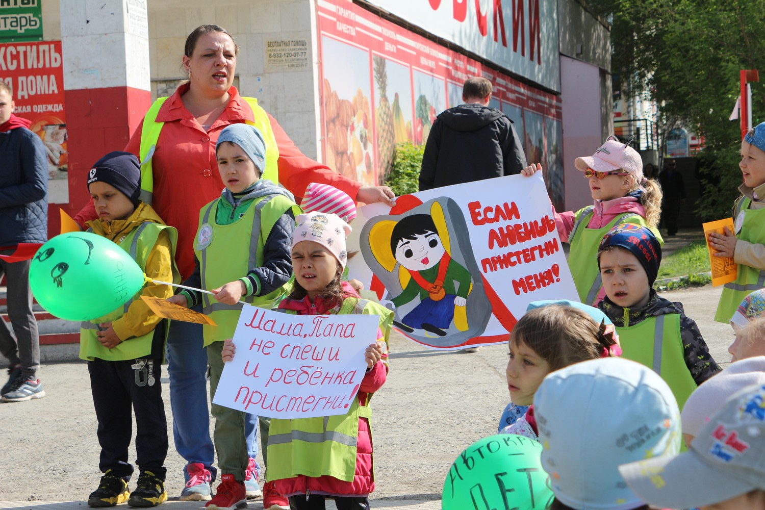 Флешмобы, разъяснения ПДД на «детском» языке, яркие листовки. Дошкольники массово призывают жителей города к культуре на дорогах