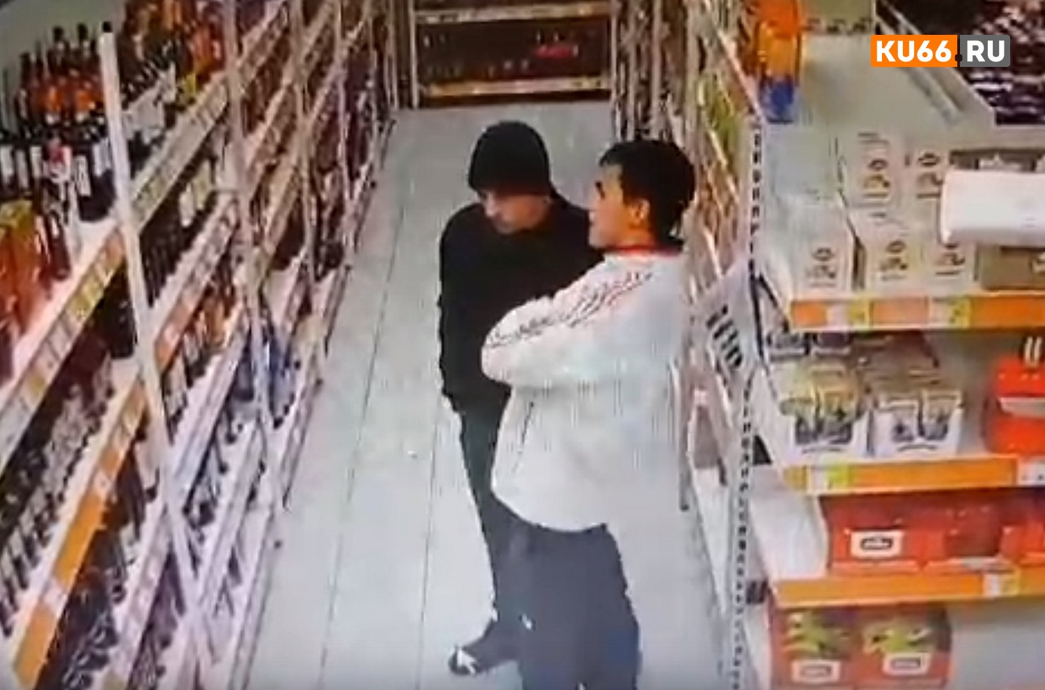 Присматриваются, выбирают, хватают и убегают. Двое парней взяли пару бутылок алкоголя и убежали из магазина «Монетка» в Каменске-Уральском