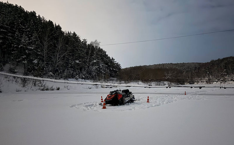 В Каменске-Уральском водитель снегохода погиб, врезавшись в мост | На реке Исеть под Каменском-Уральским погиб водитель снегохода