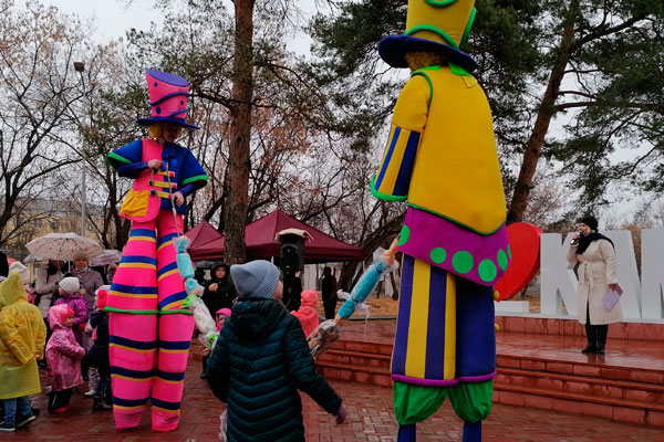Было многолюдно и весело, несмотря на мрачную и дождливую погоду: как в Каменске-Уральском праздновали день рождения парка «Космос»