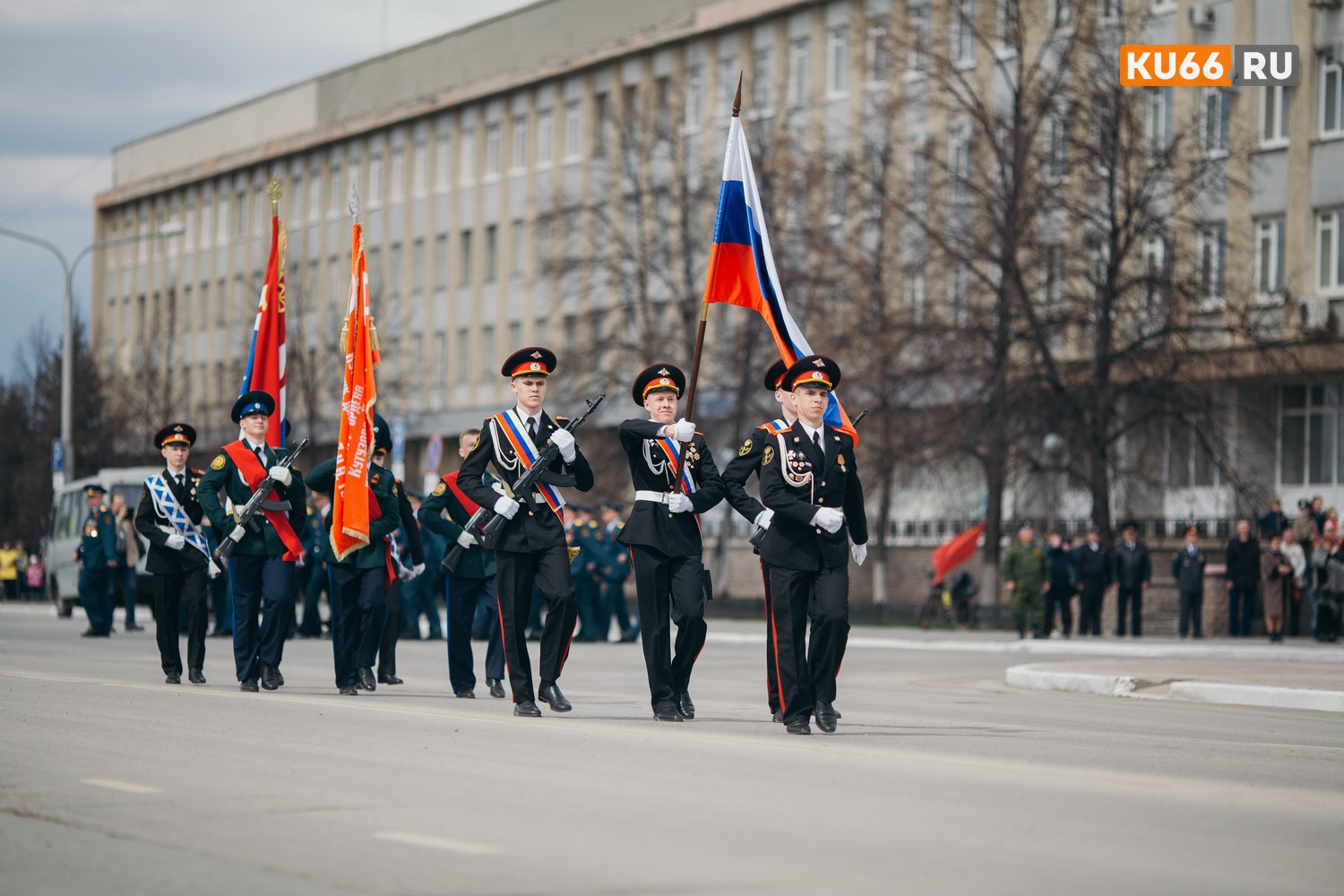Репортаж о том, как проходил День Победы в центре Каменска. Фронтовик оценил участников парада: «Молодцы, отточат мастерство еще лучше»