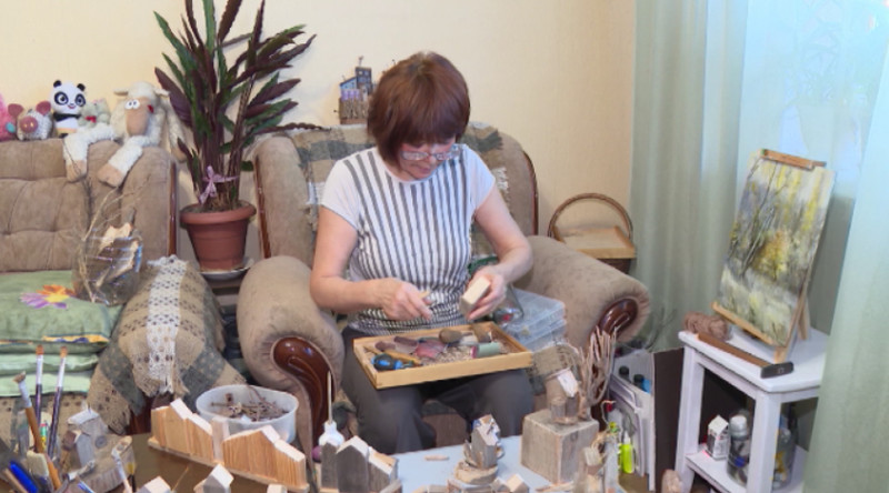 Жительница Каменска-Уральского делает из бросового материала авторские украшения