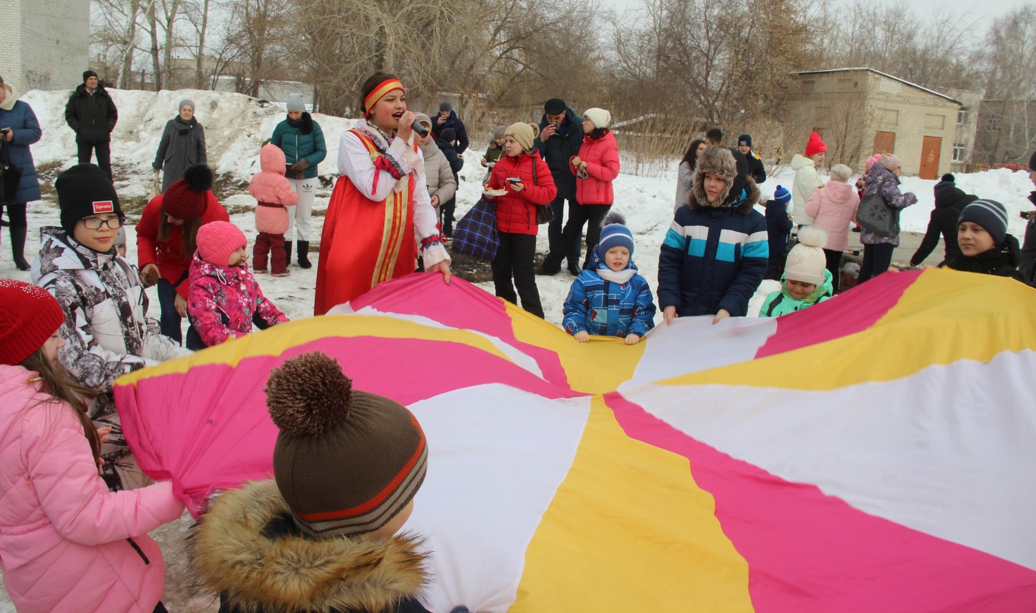 В Каменске работники УАЗа весело отпраздновали Масленицу вместе со школьниками – воскресный день на стадионе расцвел от улыбок и смеха!