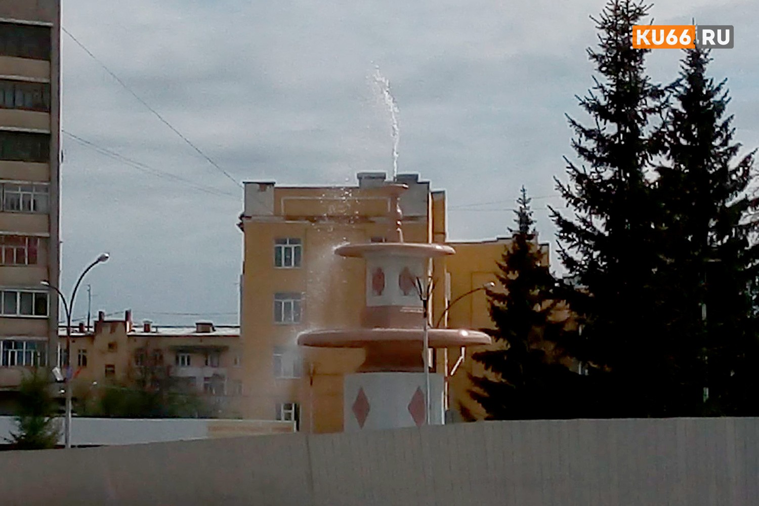 В Каменске-Уральском тестируют новый фонтан на пл. Горького - работы здесь почти завершены, уже расставляют удобные скамейки. ВИДЕО