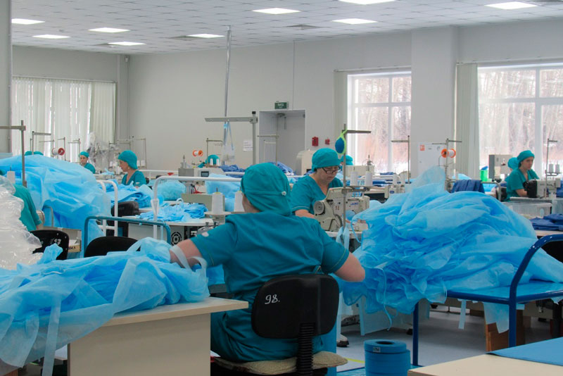 Предприятие из Каменска-Уральского вот уже месяц «штампует» десятки тысяч медицинских масок, однако в местных аптеках их почему-то нет