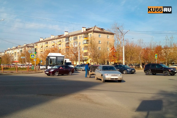 Водитель ВАЗа не поделил дорогу с пассажирским автобусом на перекрестке Кунавина - пр. Победы в Каменске-Уральском. ФОТО, ВИДЕО