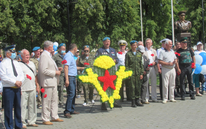 Как в Каменске день ВДВ отмечают: десантники принимают поздравления и благодарности за вклад в патриотическое воспитание юных горожан