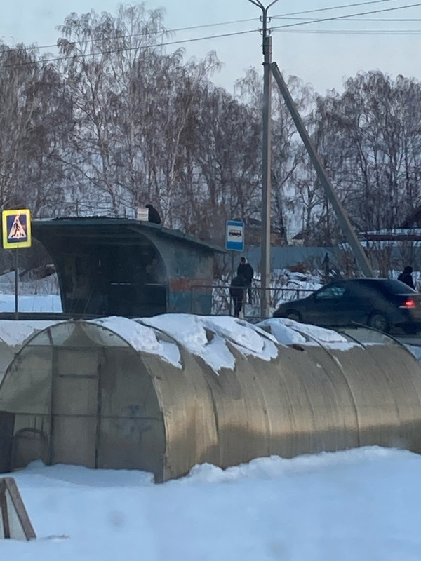 Каменцы обеспокоились за детей, лазающих по крыше остановки