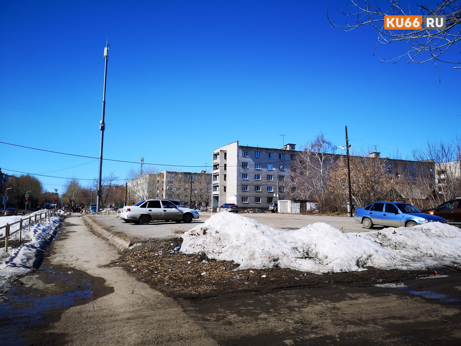 В Каменске-Уральском снесли автостоянку на углу Добролюбова и Парковой – убрать планировали еще прошлой осенью, но все затянулось...