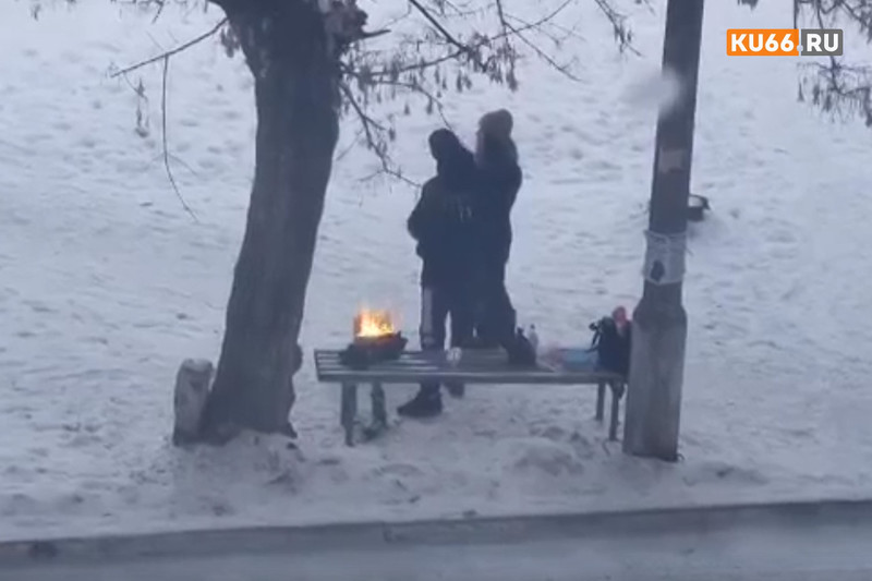 В Каменске-Уральском неизвестные жарили мясо прямо на лавочке