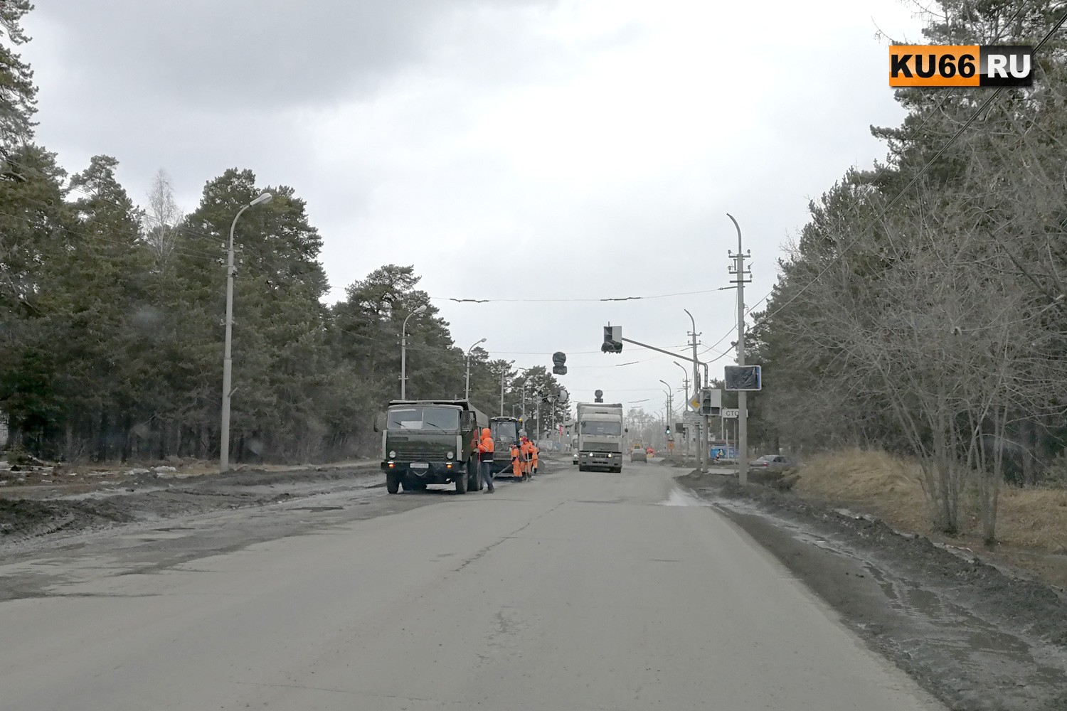 Начали с Рябова: в Каменске-Уральском стартовал ямочный ремонт – дорожники грозятся не только залатать дыры, но и откачать воду с улиц. ФОТО