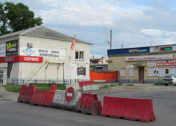 Работы в разгаре, но конца пока не видно: ремонт закрытой для проезда улицы Революционной в Каменске-Уральском продолжается...