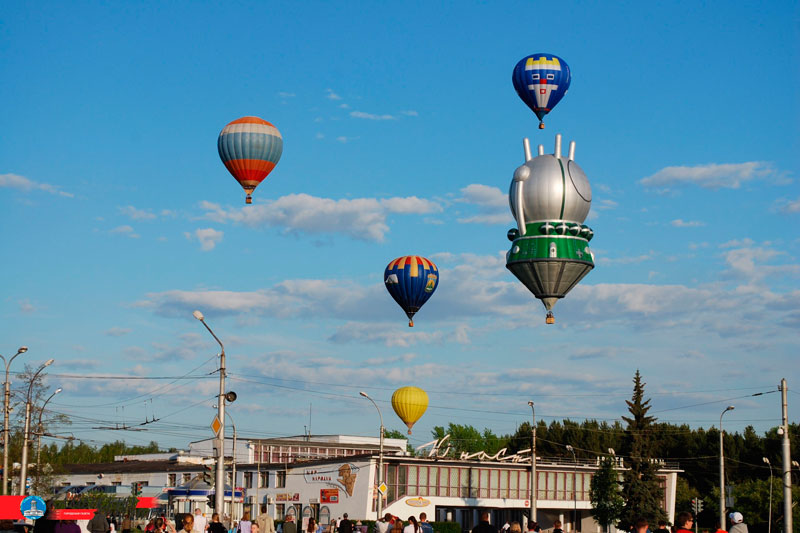 Вот уж точно: соблюдение дистанции! В Каменске-Уральском стали популярными полеты на воздушных шарах. Можно крикнуть "привет", увидеть лося