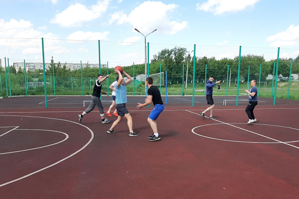 В Каменске-Уральском спасатели активно занимаются спортом: играют в баскетбол и бегают