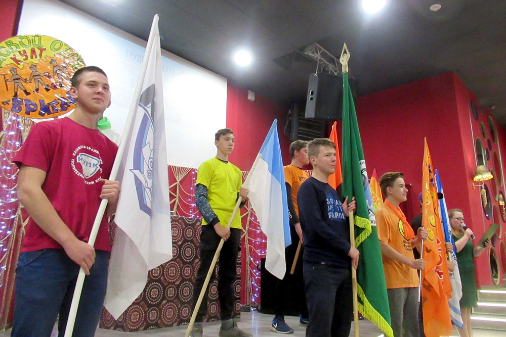 «Дело чести каждого из нас!» В Каменске-Уральском погасили огонь молодежной трудовой вахты — летом ребята неплохо поработали. Кто победил?