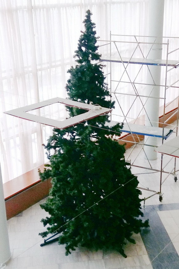 Служители Мельпомены из Каменска-Уральского вовсю готовятся к встрече Нового года. Главный символ праздника уже достали из подвала