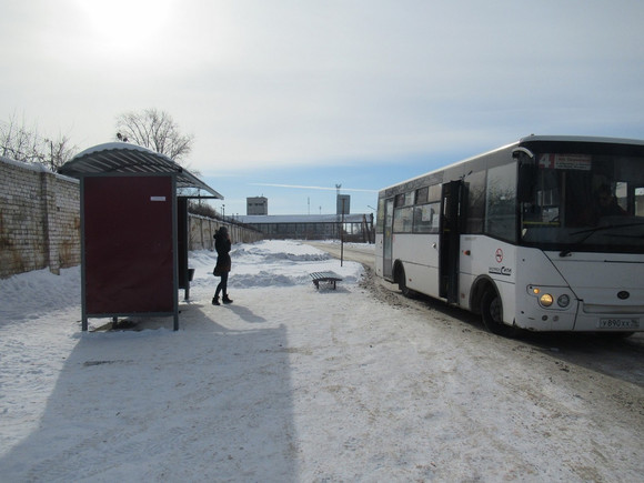 «Металл пинают ногами, выдирают с корнем крепеж...» Вандалы уродуют остановку в Каменске-Уральском, которую установили к Дню города