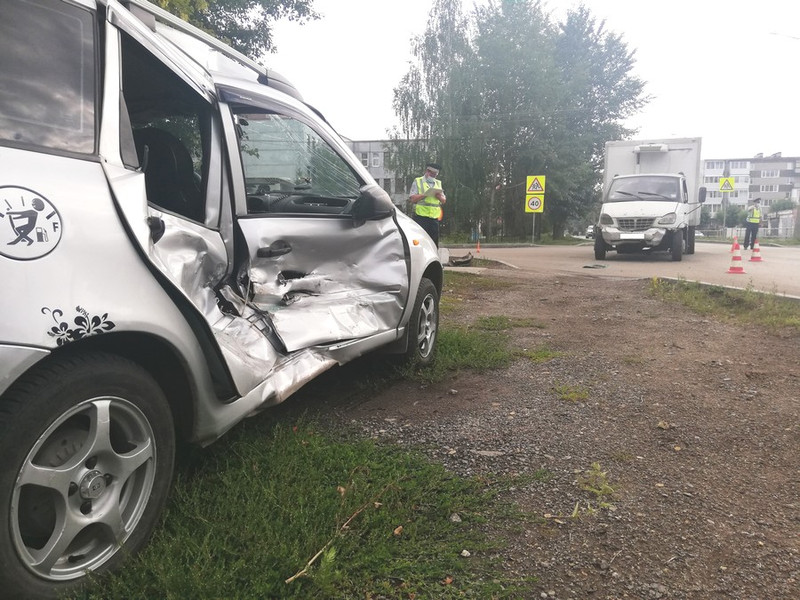 Водитель «ГАЗа» устроил жесткое ДТП на перекрестке в Каменске — протаранил «Ладу Калина» с женщиной за рулем. Ее срочно увезли в больницу