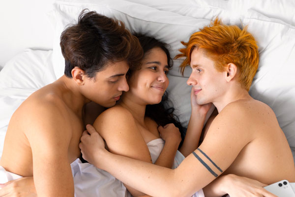 Сексологи объяснили, почему дамам в отношениях могут сниться непристойности с участием других мужчин