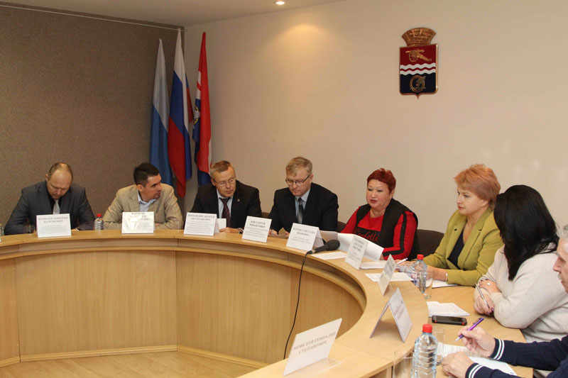 А может просто зарплаты повышать? Чиновники в Каменске-Уральском обсуждают, как улучшить производительность труда, поддержать занятость