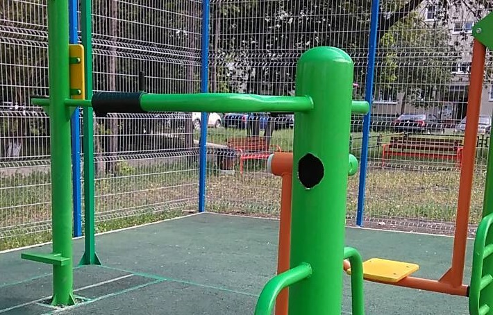 Комментарии излишни: вандалы во дворе дома в Каменске-Уральском зверски изуродовали один из тренажеров, который только недавно восстановили