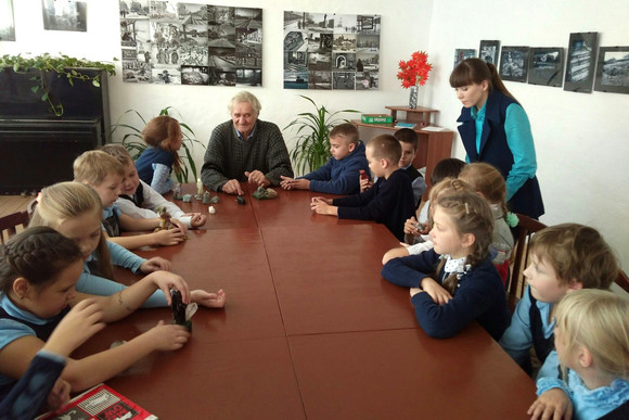 В День чтения с юными посетителями библиотеки №12 в Каменске-Уральском встретился известный уральский поэт и краевед