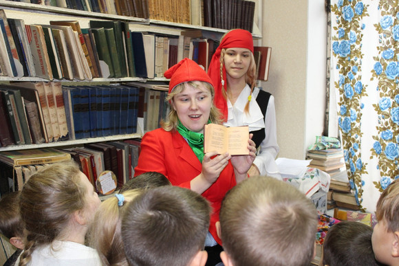 Работники библиотеки в Каменске-Уральском устроили для детей интерактивное сказочное представление