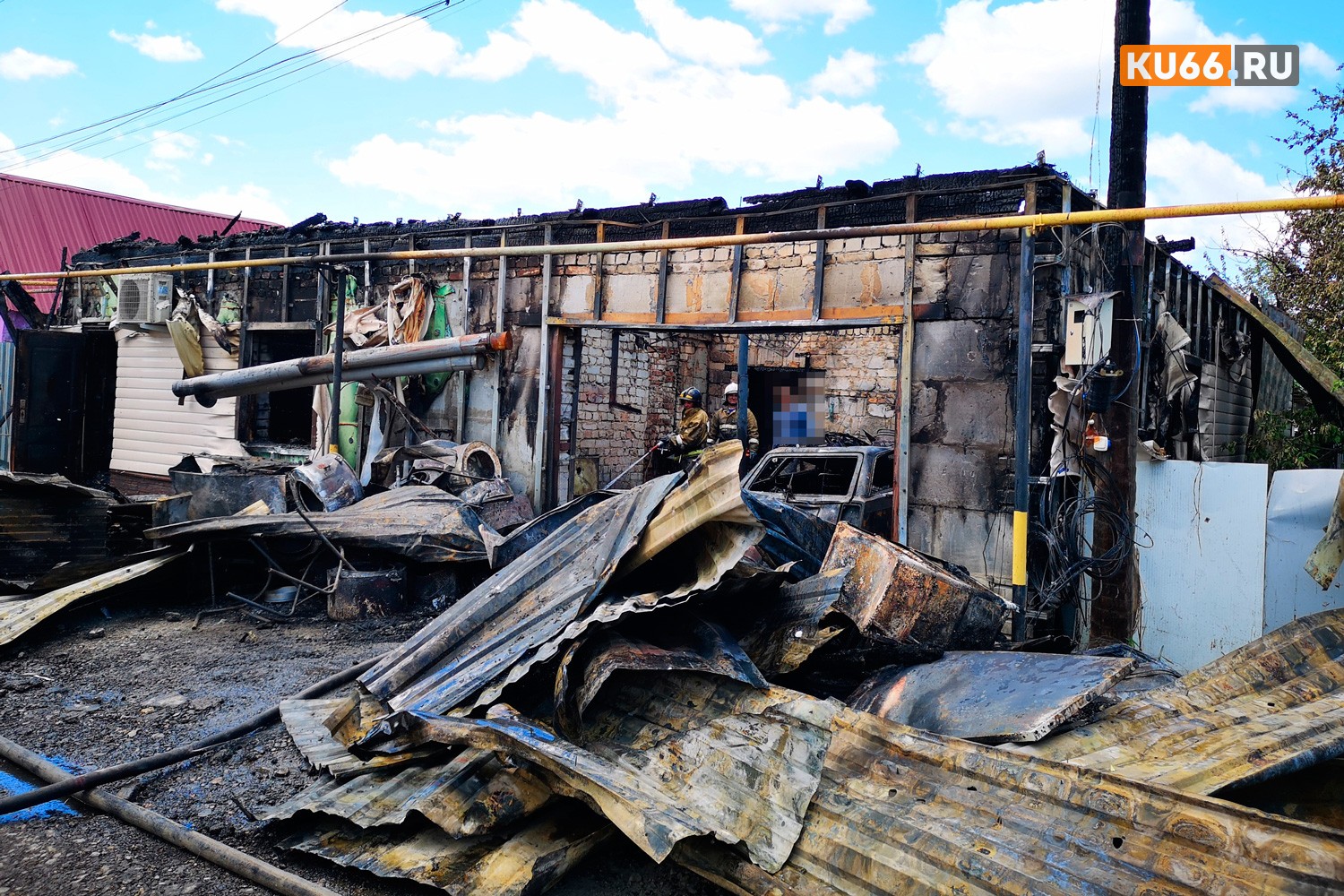 Взрыва не было, был хлопок — хозяин переливал бензин в гараже: подробности серьезного пожара в пос. Силикатном в Каменске-Уральском