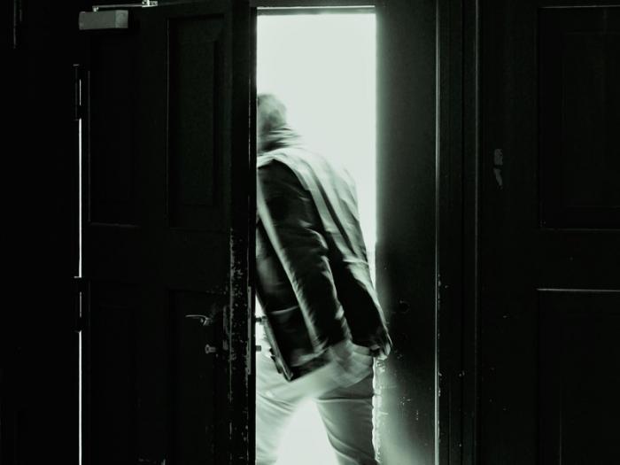 Платить жильцам: вандалы в Каменске-Уральском выломали дверь в подвале дома | В Каменске-Уральском вандалы выломали дверь в подвале дома