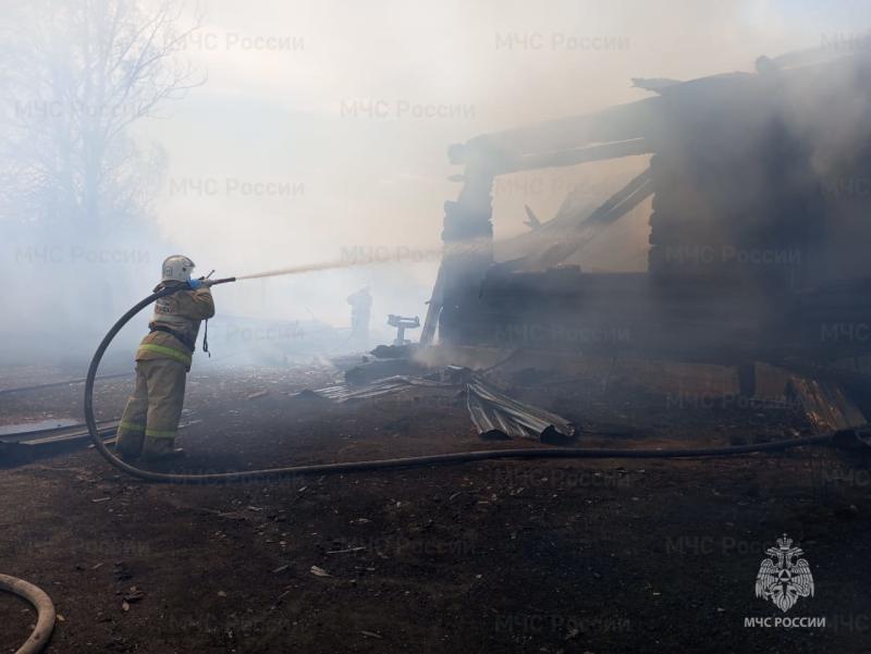 Пламя охватило дом под Каменском-Уральским: добровольцы помогли остановить пожар за 30 минут | В Каменском округе за час ликвидировали пожар в жилом доме