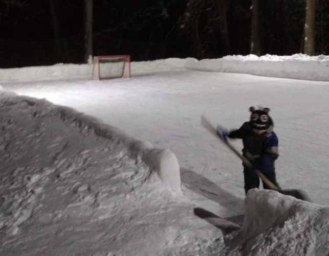 Коммунальщики рассказали, что жители дома по ул. Беляева в Каменске сами залили каток — теперь дети сюда идут со всей округи