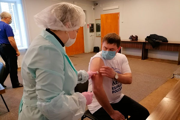 Люди массово прививаются от гриппа в Каменске-Уральском — многие впервые в жизни, так как боятся заразится сразу двумя инфекциями...