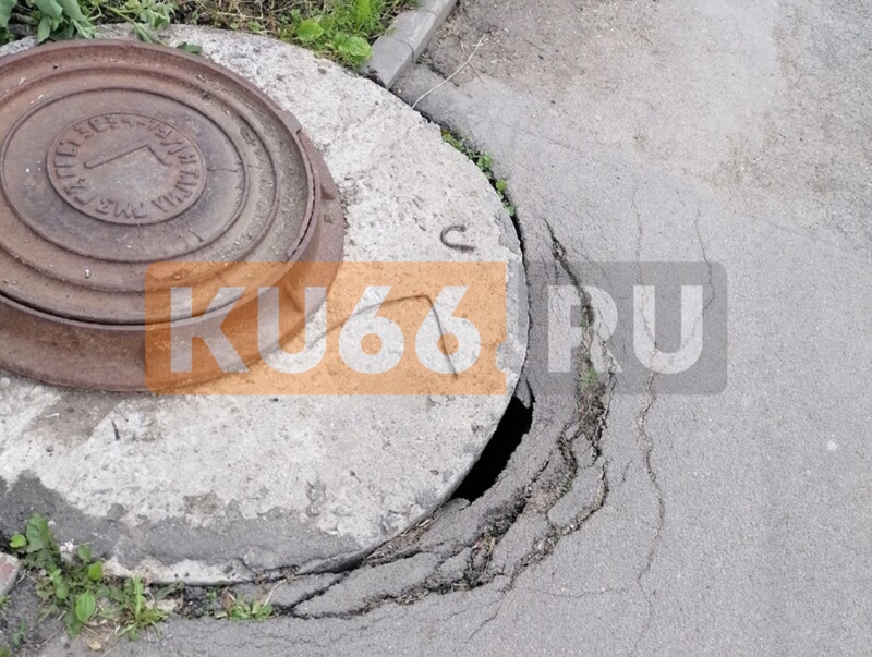 На Комсомольском бульваре в Каменске-Уральском рушится тротуар — в яму могут упасть дети | В Каменске-Уральском на тротуаре образовалась опасная яма 