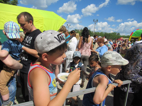 Студенты и педагоги техникума настрогали ингредиентов для окрошки на тысячу жителей Каменска-Уральского для традиционного Фестиваля...