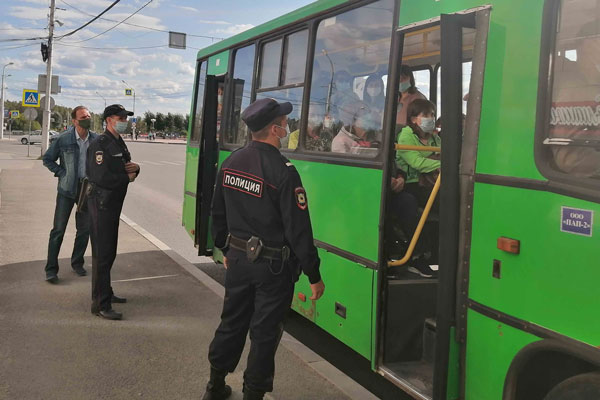 Очередной рейд провели полицейские с чиновниками в автобусах в Каменске-Уральском, чтобы напомнить: маски надо продолжать носить!