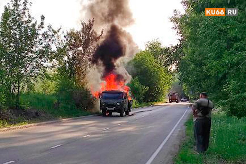 На улице Слесарей вспыхнул и выгорел дотла автомобиль УАЗ. Прибывшие огнеборцы Каменска-Уральского потушили очаг за пару минут